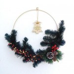 Χριστουγεννιάτικο στεφάνι μεταλλικό, πράσινο  με κόκκινα, χρυσά, berries,  χρυσό ξύλινο δεντρο, 40cm